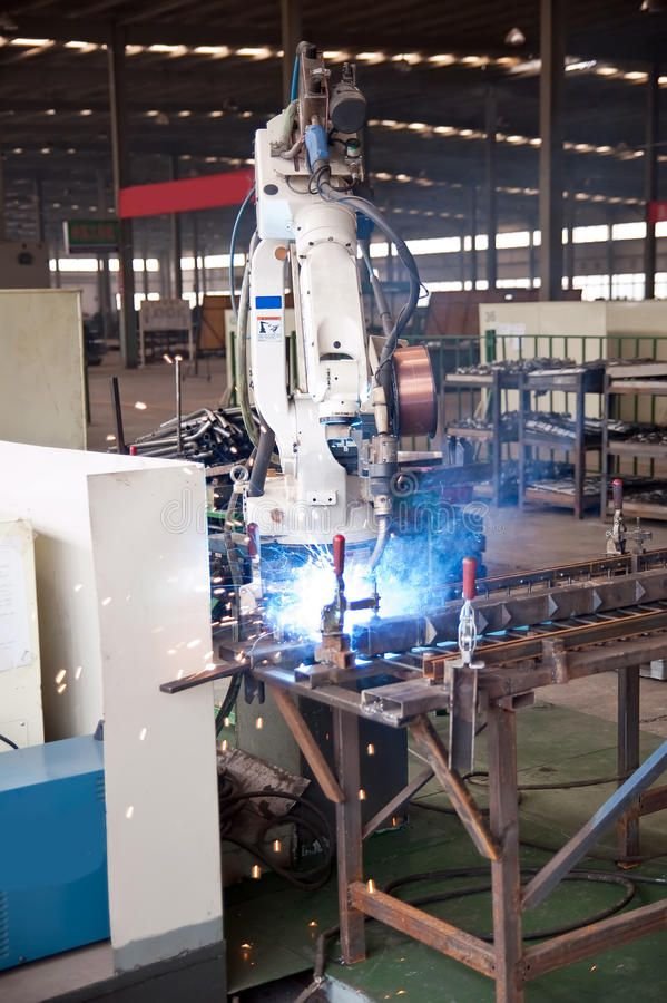 Perjalanan Teknologi Pengelasan: Dari Tangan Manusia ke Era Robot Canggih